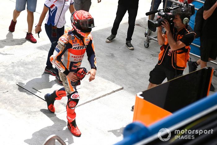 Marc Márquez, Repsol Honda Team después de caer durante el warm up