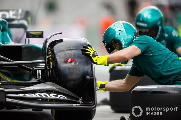 Un miembro del equipo de boxes de Aston Martin trabajando