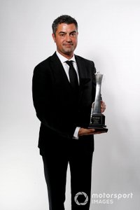 Michael Masi, Director de Carrera de la FIA, acepta el premio John Bolster en nombre del difunto Charlie Whiting
