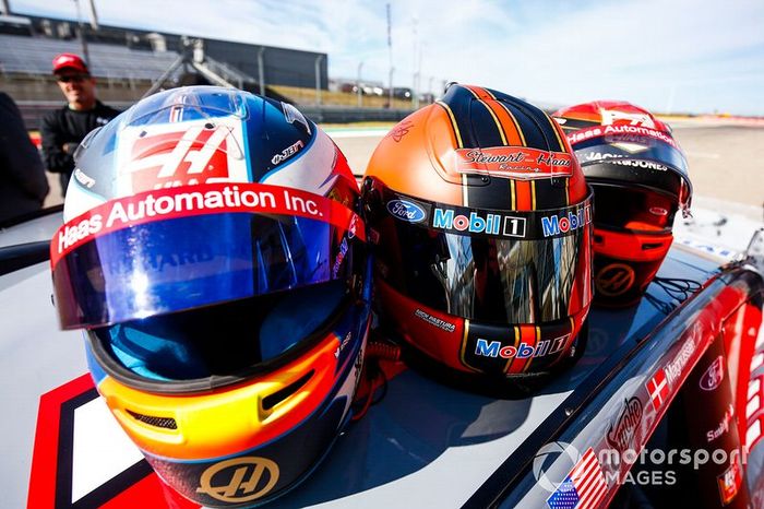 Los cascos de Romain Grosjean, Haas F1 Team Team, Tony Stewart y Kevin Magnussen, Haas F1 Team Team