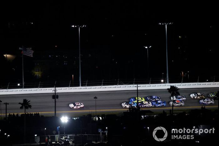 Denny Hamlin, Joe Gibbs Racing, Toyota Camry FedEx Express se aleja al frente a dos vueltas del final