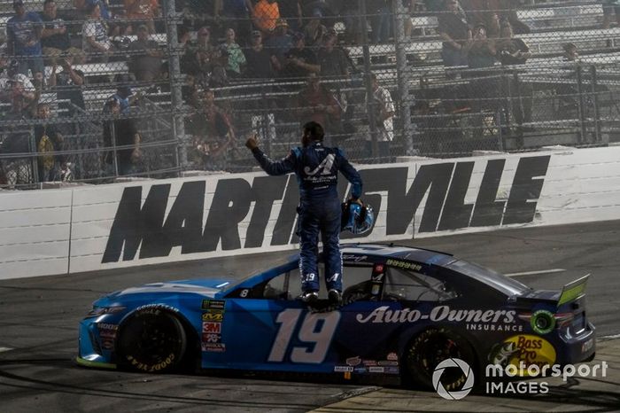 Martin Truex Jr., Joe Gibbs Racing, Toyota Camry Auto Owners Insurance celebrates his victory