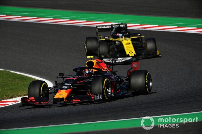 Alex Albon, Red Bull RB15, y Daniel Ricciardo, Renault F1 Team R.S.19