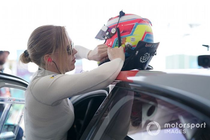 Alice Powell, Jaguar Ran Racing eTROPHY Team Germany in the garage