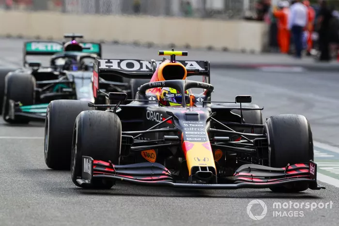 Sergio Pérez, Red Bull Racing RB16B, Lewis Hamilton, Mercedes W12