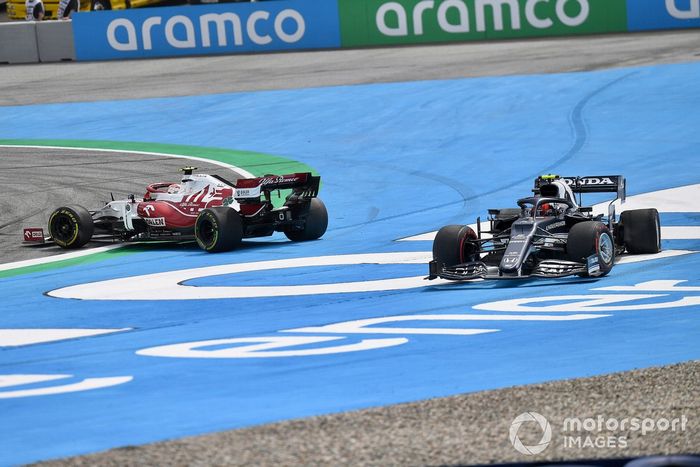 Pierre Gasly, AlphaTauri AT02, Antonio Giovinazzi, Alfa Romeo Racing C41, y Nicholas Latifi, Williams FW43B se tocan en la primera vuelta