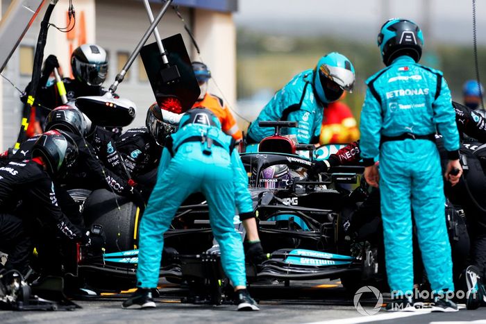 Lewis Hamilton, Mercedes W12, pit stop