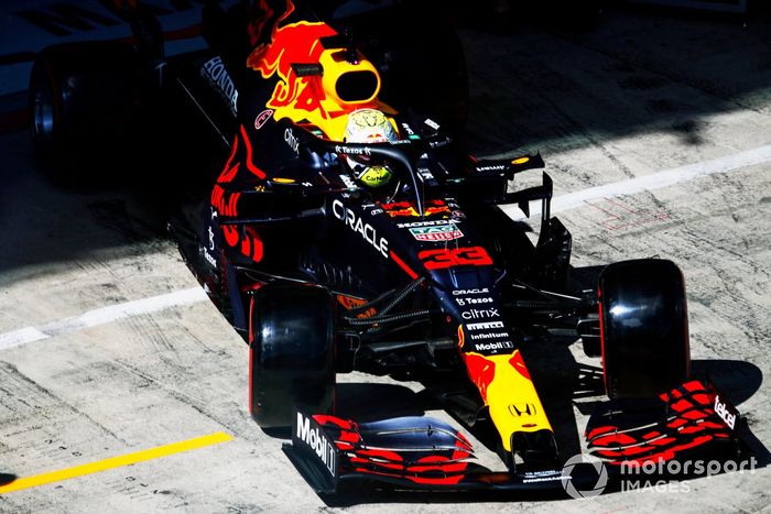 Max Verstappen, Red Bull Racing RB16B sale del garaje