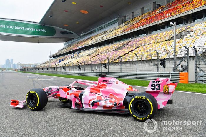 Coche decorado con motivo de la carrera 1.000