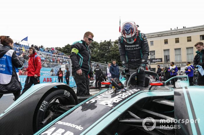 Mitch Evans, sale de su Panasonic Jaguar Racing Jaguar I-Type 3 en la parrilla de salida