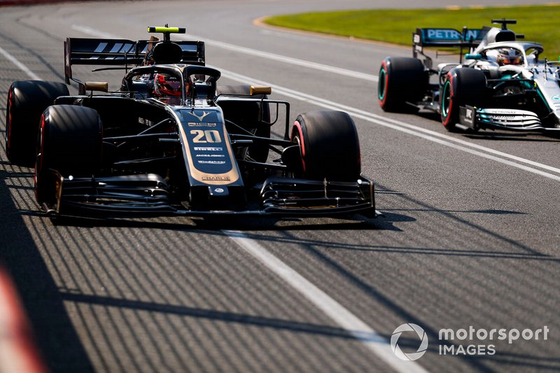 Kevin Magnussen, Haas F1 Team VF-19, and Lewis Hamilton, Mercedes AMG F1 W10