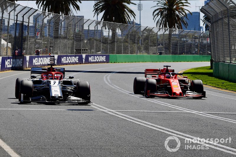 Sebastian Vettel, Ferrari SF90, supera Kimi Raikkonen, Alfa Romeo Racing C38