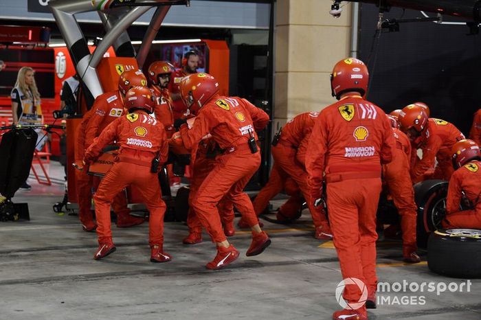 Sebastian Vettel, Ferrari SF90, hace una parada en boxes para sustituir su alerón delantero.