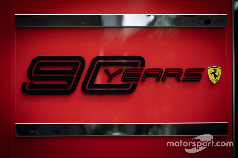 Ferrari 90 años logo