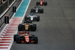 Fernando Alonso, McLaren MCL32, devant Nico Hulkenberg, Renault F1 Team RS17, Lance Stroll, Williams FW40, et Romain Grosjean, Haas F1 Team VF-17