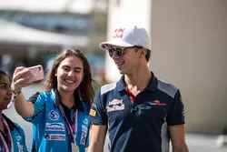 Pierre Gasly, Scuderia Toro Rosso prend un selfie avec des fans