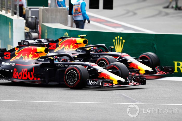 Daniel Ricciardo, Red Bull Racing RB14 Tag Heuer, battles with Max Verstappen, Red Bull Racing RB14 Tag Heuer