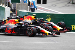 Daniel Ricciardo, Red Bull Racing RB14 ve Max Verstappen, Red Bull Racing RB14 pozisyon mücadelesi