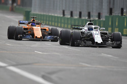 Sergey Sirotkin, Williams FW41 and Fernando Alonso, McLaren MCL33