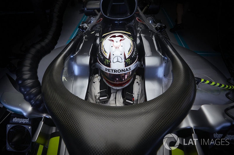 Lewis Hamilton, Mercedes AMG F1 W09, na garagem