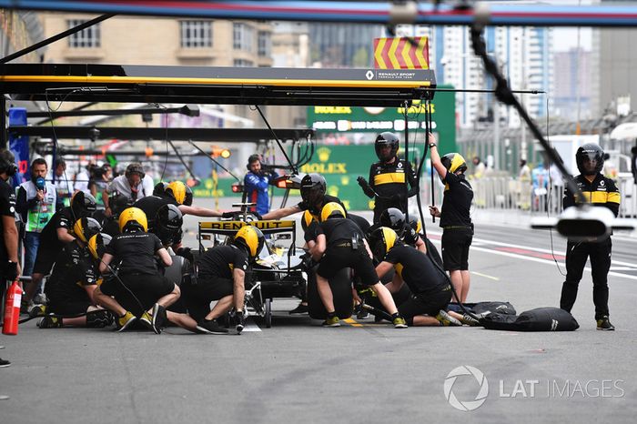 Carlos Sainz Jr., Renault Sport F1 Team R.S. 18 pit stop