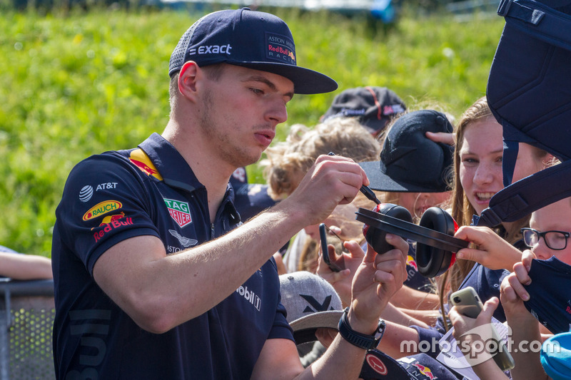 Max Verstappen deelt handtekeningen uit tijdens de Jumbo Racedagen