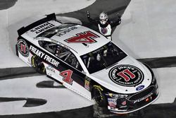 Kevin Harvick, Stewart-Haas Racing, Ford Fusion Jimmy John's celebra su victoria