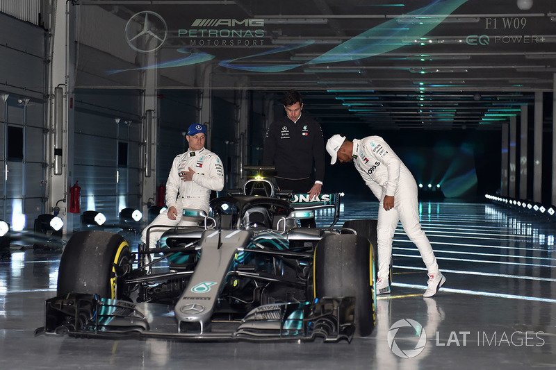 Valtteri Bottas, Mercedes AMG F1, Lewis Hamilton, Mercedes AMG F1, Toto Wolff, Mercedes AMG F1