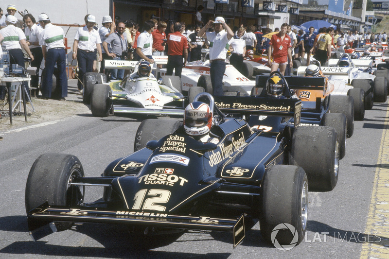 Nigel Mansell, Lotus 87-Ford Cosworth in de pitlane