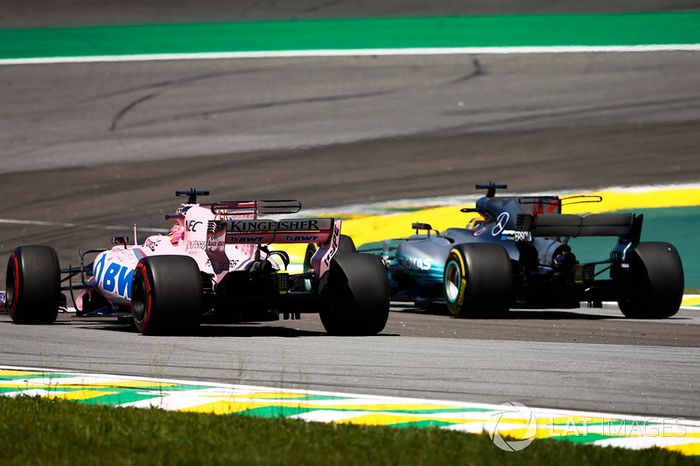 Lewis Hamilton, Mercedes AMG F1 W08, pasa a Sergio Perez, Sahara Force India F1 VJM10