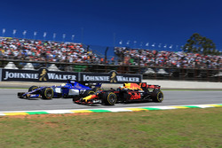 Marcus Ericsson, Sauber C36 ve Daniel Ricciardo, Red Bull Racing RB13 pozisyon mücadelesi