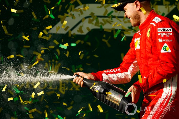 Podio: ganador de la carrera Sebastian Vettel, Ferrari,