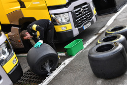 Механик Renault Sport F1 Team моет шины Pirelli