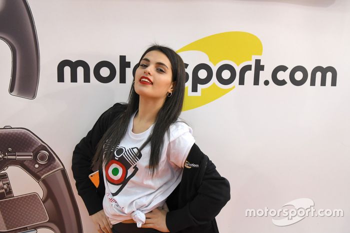 Las chicas en el Salón del Automóvil de Bolonia 2017