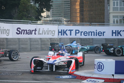 Felix Rosenqvist, Mahindra Racing et Luca Filippi, NIO Formula E Team s'accrochent