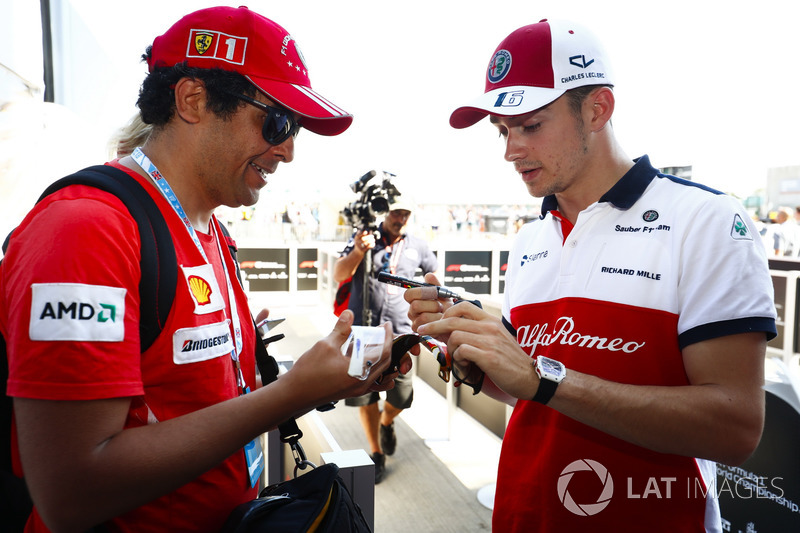 Charles Leclerc, Sauber, signe des autographes pour les fans