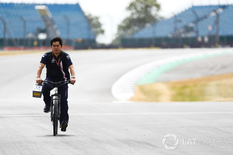 Un membro del team Force India va in bici lungo il circuito