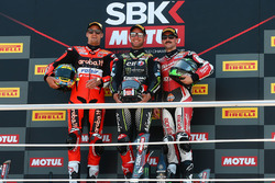 Il vincitore della gara Jonathan Rea, Kawasaki Racing, il secondo classificato Chaz Davies, Aruba.it Racing-Ducati SBK Team, il terzo classificato Eugene Laverty, Milwaukee Aprilia