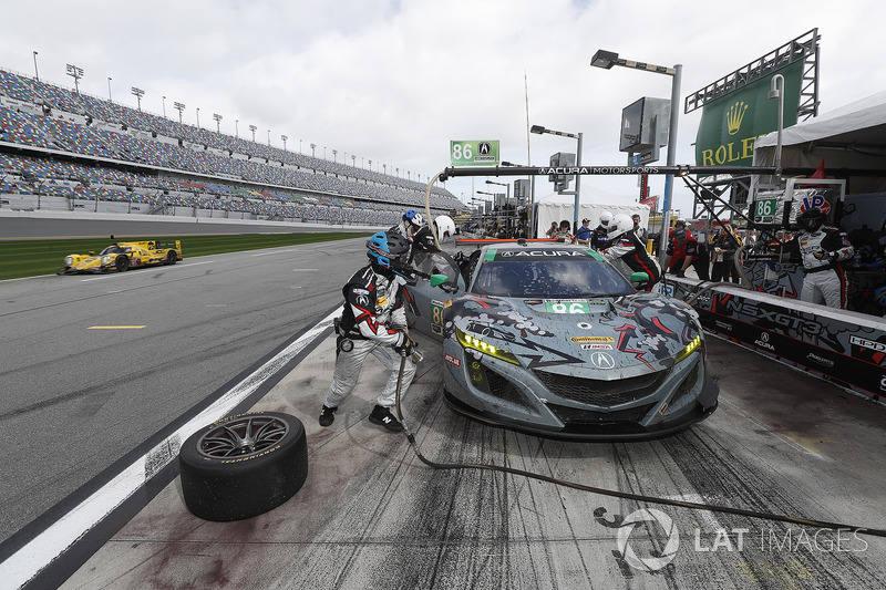 #86 Michael Shank Racing Acura NSX, GTD: Katherine Legge, Alvaro Parente, Trent Hindman, A.J. Allmendinger, pit stop