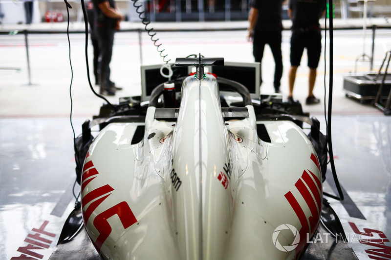 La voiture de Romain Grosjean, Haas F1 Team VF-18 Ferrari, dans le garage