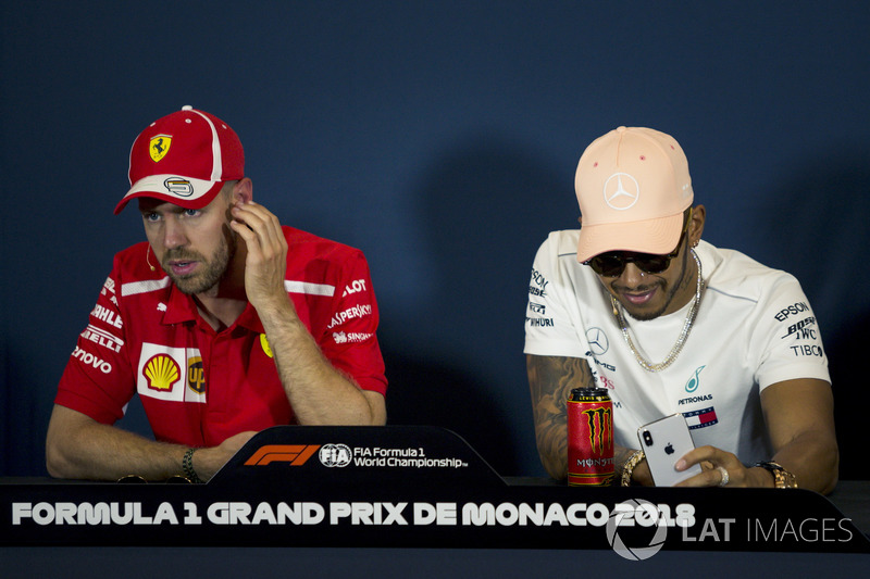 Sebastian Vettel, Ferrari y Lewis Hamilton, Mercedes-AMG F1 en la conferencia de prensa