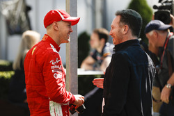 Stoffel Vandoorne, McLaren, discute avec Christian Horner, Team Principal, Red Bull Racing