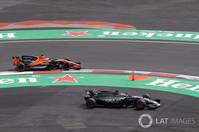 Fernando Alonso, McLaren MCL32 y Romain Grosjean, Haas F1 Team VF-17