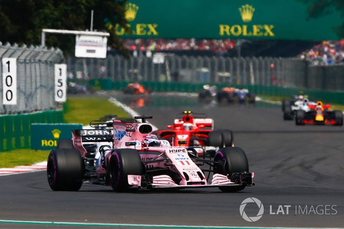 Sergio Perez, Sahara Force India F1 VJM10, Kimi Raikkonen, Ferrari SF70H
