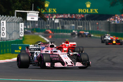 Sergio Perez, Sahara Force India F1 VJM10, Kimi Raikkonen, Ferrari SF70H