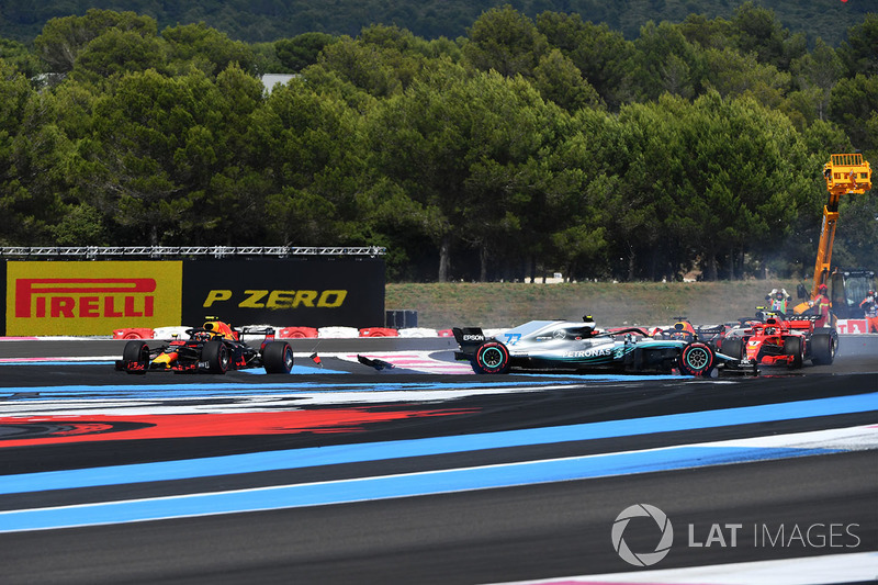 Sebastian Vettel, Ferrari SF71H trifft Valtteri Bottas, Mercedes-AMG F1 W09, während Max Verstappen ausweicht