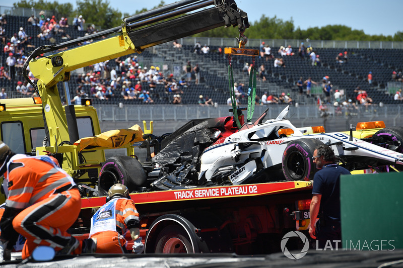 La monoposto incidentata di Marcus Ericsson, Sauber C37, viene recuperata nelle FP1