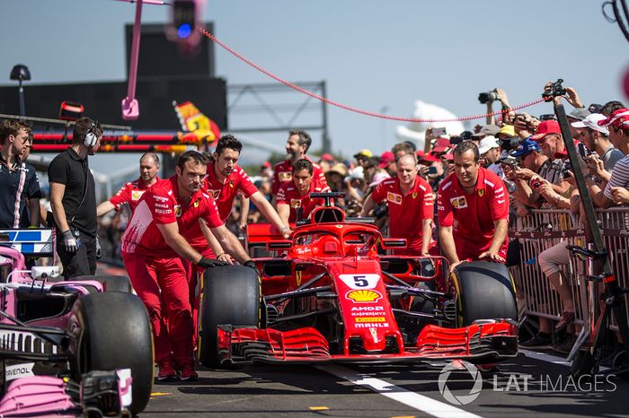 Mecánicos de Ferrari con el Ferrari SF71H