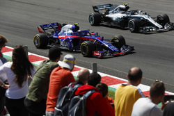 Valtteri Bottas, Mercedes AMG F1 W09, Pierre Gasly'i geçiyor, Toro Rosso STR13