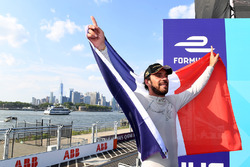 Jean-Eric Vergne, Techeetah, festeggia sul podio dopo la vittoria del campionato